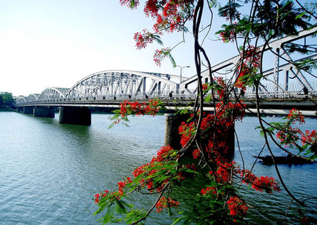 Trang Tien Bridge, Hue