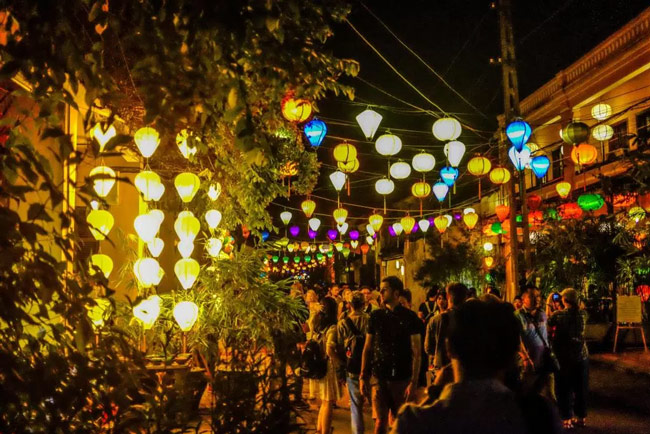 Travel Tips and Things to Do at Hoi An Lantern Festival 2025