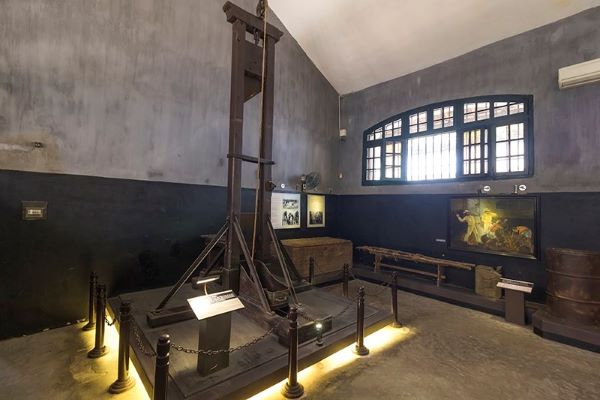 Sharing about Hoa Lo prison from a foreign tourist - Paradise Travel