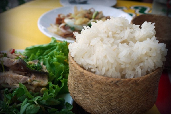 https://www.vietnamparadisetravel.com/wp-content/uploads/l/41/laos-food-The-sticky-rice-eaten-with-Laap.jpg