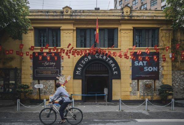 Visit to Hoa Lo Prison – A captivating immersion in the history of Vietnam